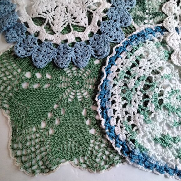 Green Blue and White Set of 5 Doilies from Mid Century - Hand Crocheted - Picture 4 of 4